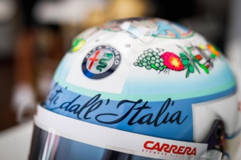F1: Lenyűgöző sisakot villantott az olasz pilóta