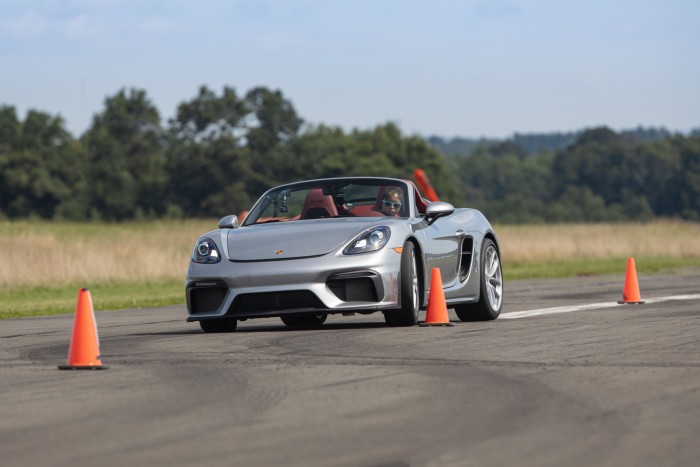 16 éves lány döntött Guinness-rekordot a Porschével