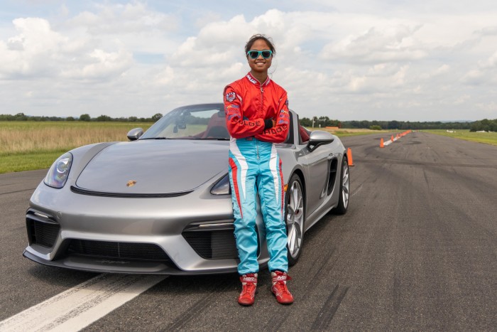 16 éves lány döntött Guinness-rekordot a Porschével 1