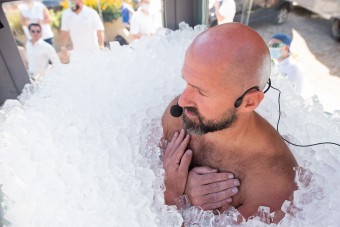 200 kiló jéggel hűtötte le magát ez a férfi