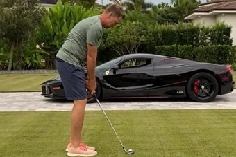 Nézd meg, ahogy ez a profi golfos átvarázsolja a labdát egy Ferrari utasterén