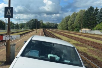 Kiállt egy autós a dabasi vasútállomás parkolójából, aztán megállt a peronon