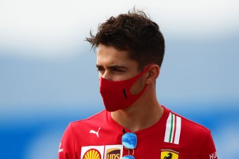 F1: Menő 1000-es sisakot húz Leclerc