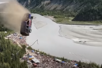 Autókat szakadékba lökve ünnepeltek Alaszkában