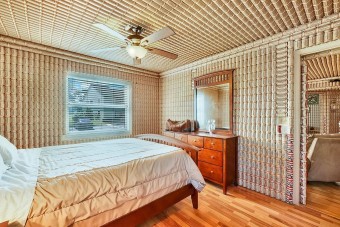 Ennek az eladó lakásnak minden falát sörösflakonok borítják