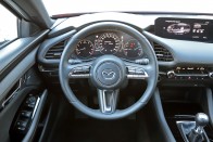 150 lóerős középút – Mazda3 G150 teszt 70