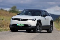 Villanymotorral is Mazda még a Mazda? – Mazda MX-30 teszt 31