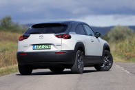 Villanymotorral is Mazda még a Mazda? – Mazda MX-30 teszt 33