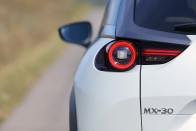 Villanymotorral is Mazda még a Mazda? – Mazda MX-30 teszt 35
