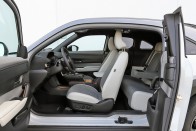 Villanymotorral is Mazda még a Mazda? – Mazda MX-30 teszt 39