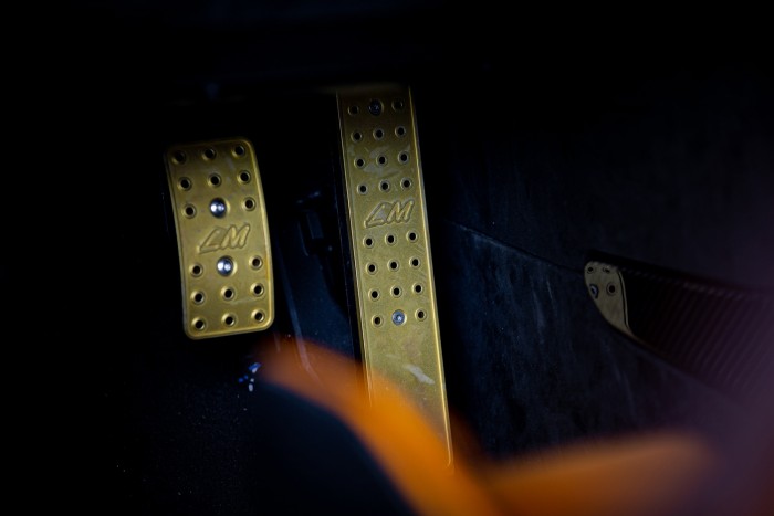 Igazi ritkaság a narancssárga McLaren Senna LM 8 | Vezess Igazi ritkaság a narancssárga McLaren Senna LM 8