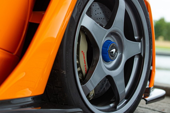 Igazi ritkaság a narancssárga McLaren Senna LM 9 | Vezess Igazi ritkaság a narancssárga McLaren Senna LM 9