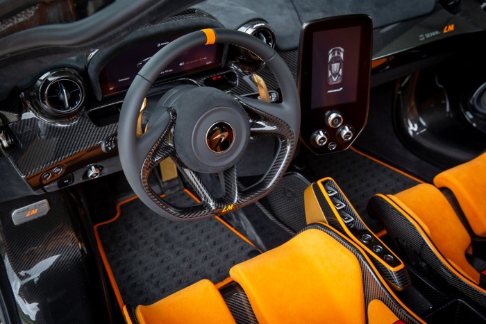 Igazi ritkaság a narancssárga McLaren Senna LM 7 | Vezess Igazi ritkaság a narancssárga McLaren Senna LM 7