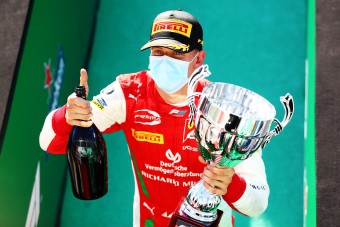 Ismét győzött a kis Schumi, egyre közelebb a bajnoki cím