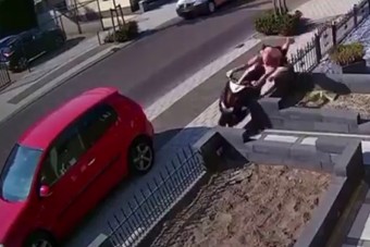 Elszállt a motorral, szinte csupaszon smárolt az acélkorláttal