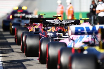 F1: 12 pilóta kapott figyelmeztetést a rajtbalesetért