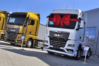 Ezért került jókora masni erre a nyerges vontatóra