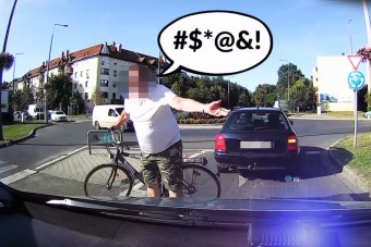 Lekapcsolták a zebrán áttekerő bringást, elkezdett balhézni a rendőrökkel