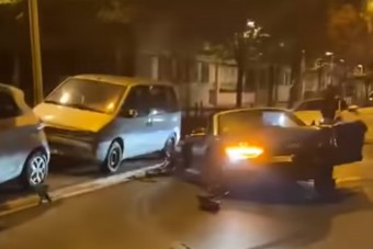 13 parkoló autónak ütközött egy Audi R8, ami végül kettészakadt