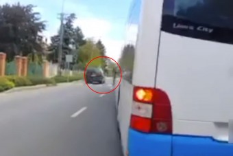 Sürgős volt az autósnak, majdnem elsodort egy sor gyalogost