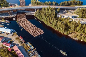 Így úszik a vízen több száz teherautó rakománya