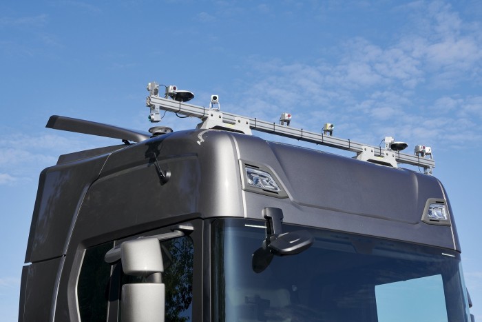 Önvezető nyerges vontató tesztje indult el Európában 2