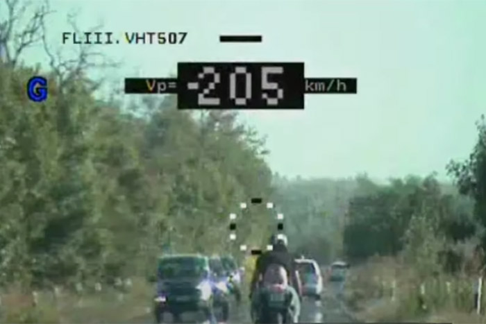 Védőruha nélkül, 205-tel száguldott a magyar motoros