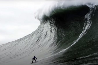 Ekkora hullámot nő még soha nem lovagolt meg