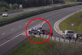 Döbbenetes ütközést rögzített a Magyar Közút kamerája