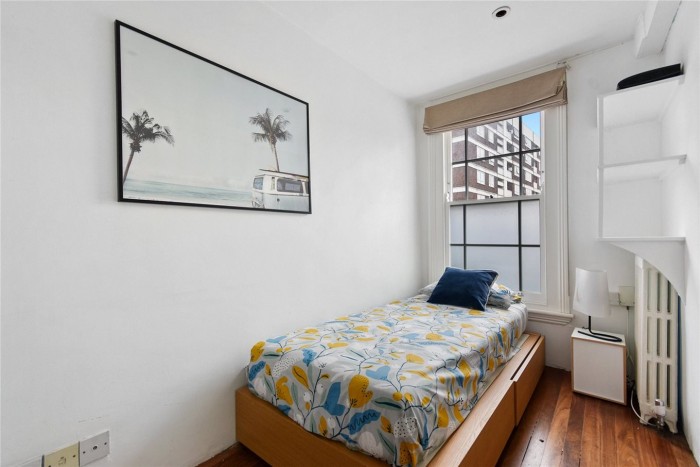 Egy vagyonért árulják a város legvékonyabb házát 7