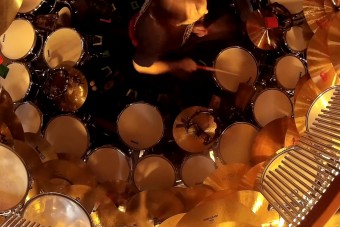 Így állítják össze a világ legnagyobb dobszettjét