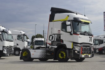 Magyar srác hajtja a Renault tuning vontatóját