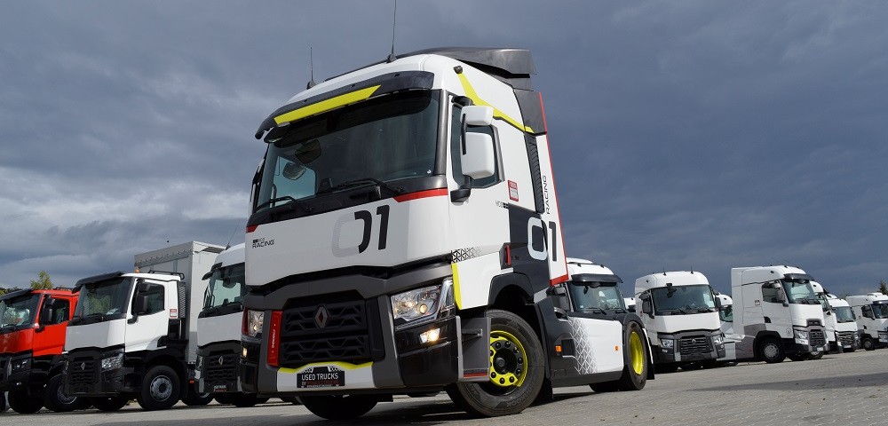 Magyar srác hajtja a Renault tuning vontatóját