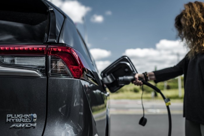 Száz kilométer kikapcsolt benzinmotorral?!