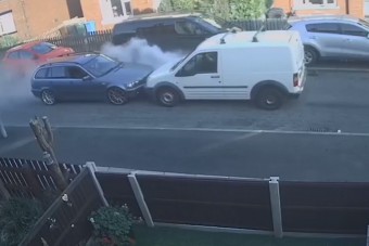 Vajon melyikük az erősebb kutya: a bajor kombi vagy a puttonyos áruszállító?