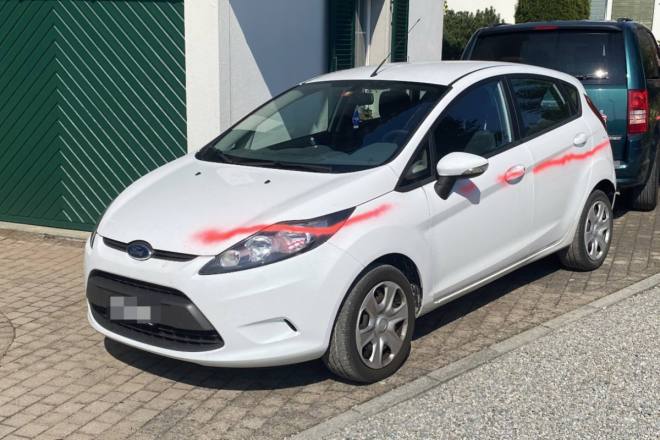 Hétéves kis vandál fújta le festékkel a szomszédság autóit 1