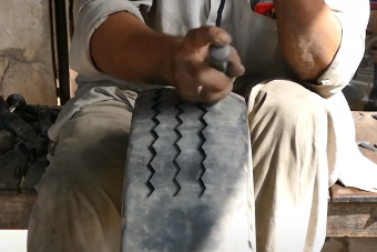 Így újítanak fel egy kopaszra kopott gumit a világ szegényebb tájain