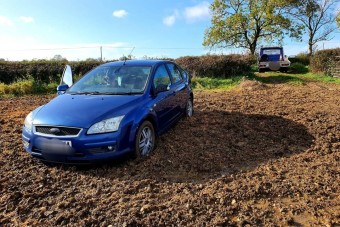 Szántóföldön szexeltek, beragadtak a sárba