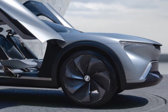 Villanymotorral térhet vissza a patinás luxusautó