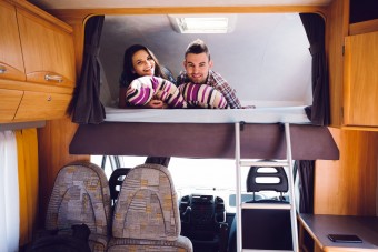 Amikor vezetés közben a fejedre esik egy ágy…