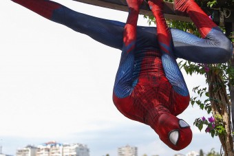 A plafonon mászkálva segít neked, mégsem Pókember