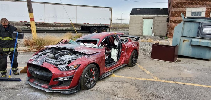 Gyakorlatozás közben vágtak darabokra a tűzoltók egy Ford Mustang Shelby GT500-ast 2