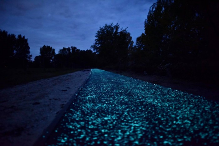 Mesebeli, éjszaka világító bringautat adtak át Esztergomnál 2