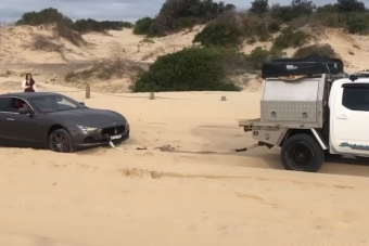 Mentés helyett tönkretették a homokba szorult Maseratit