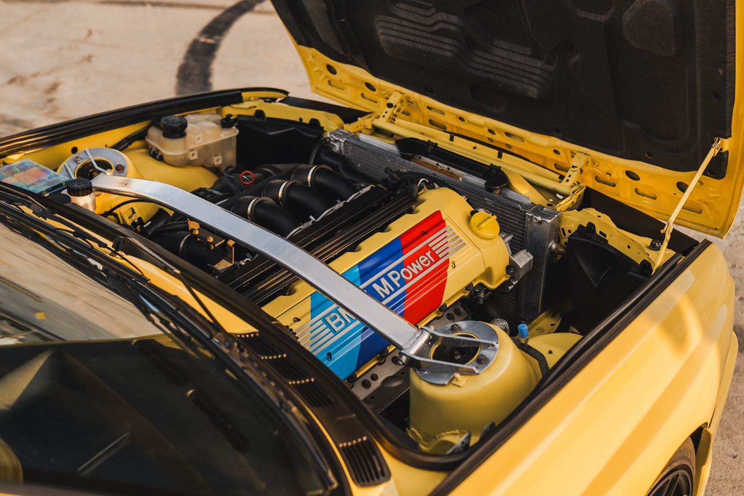 Jól áll a sorhatos motor a sárga E30 M3-nak 9