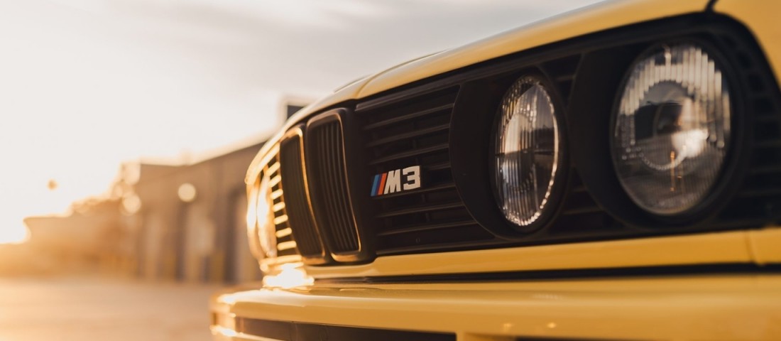 Jól áll a sorhatos motor a sárga E30 M3-nak