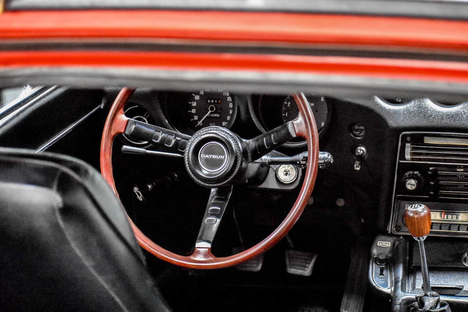 Elképesztő érték a hibátlan, piros Datsun 240Z 17