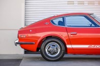 Elképesztő érték a hibátlan, piros Datsun 240Z 25