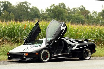 Ez a klasszikus Lamborghini Diablo SV visszarepít az őrült kilencvenes évekbe