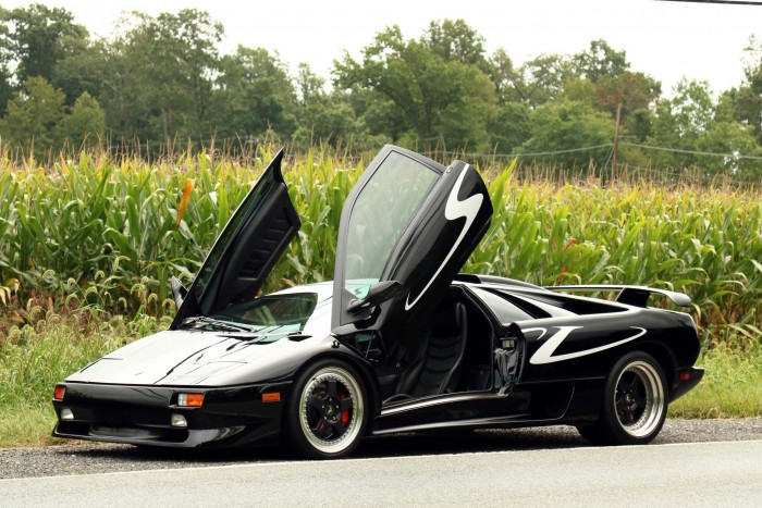 Ez a klasszikus Lamborghini Diablo SV visszarepít az őrült kilencvenes évekbe